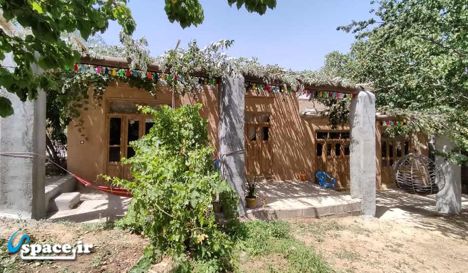نمای محوطه اقامتگاه بوم گردی گل محمد - سمیرم - روستای علی آباد سیور